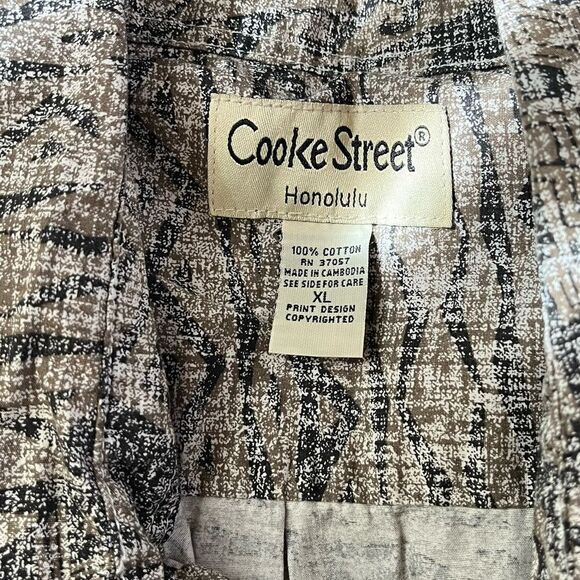 Cooke Street Gray and White Graphic Men's XL Hawaiian Luau Shirt - Picture 2 of 5